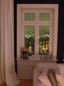 Fenster links am Abend