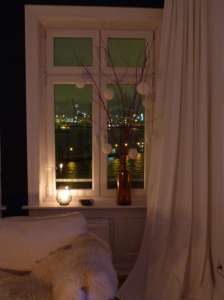 Fenster rechts am Abend